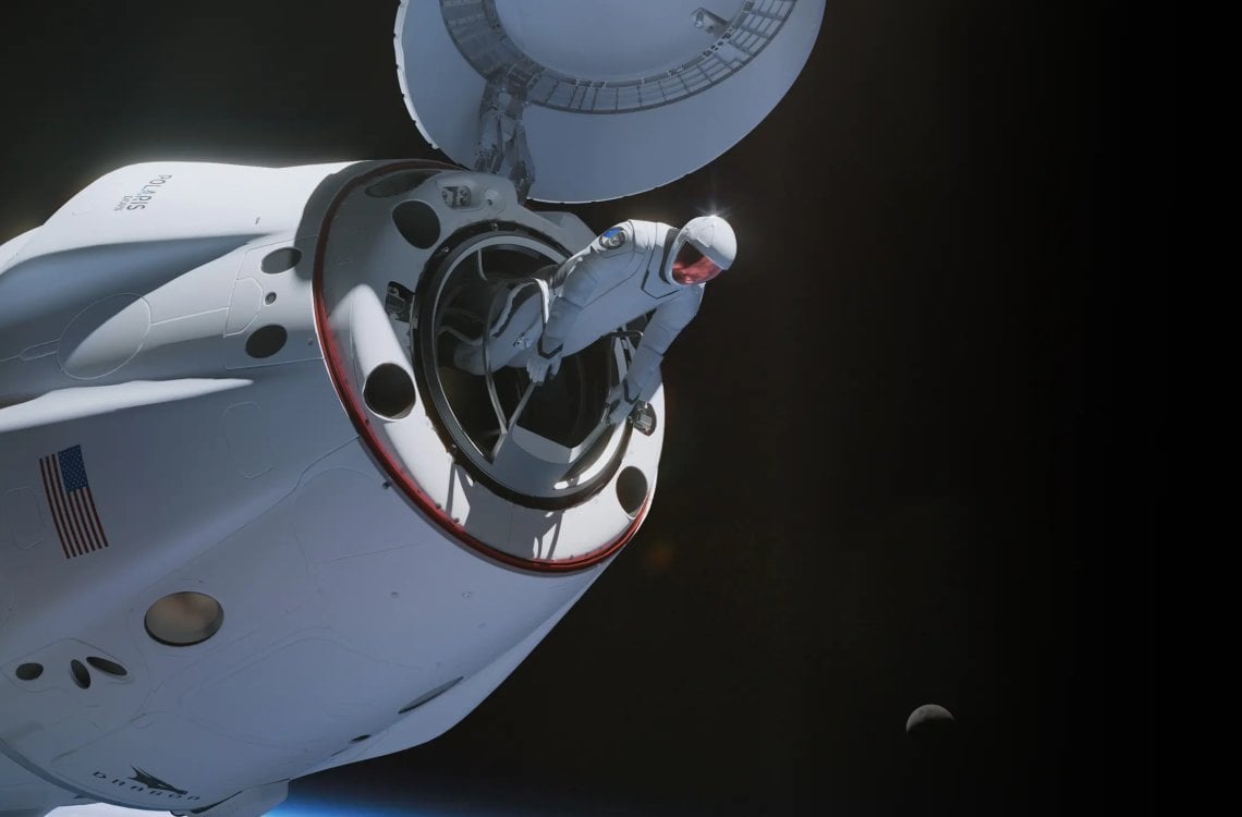 SpaceX pokazało skafander do kosmicznych spacerów