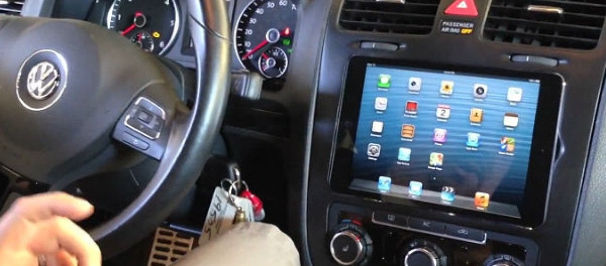 Tani sposób na rozbudowany system multimedialny w samochodzie? iPad Mini zamontowany w desce rozdzielczej