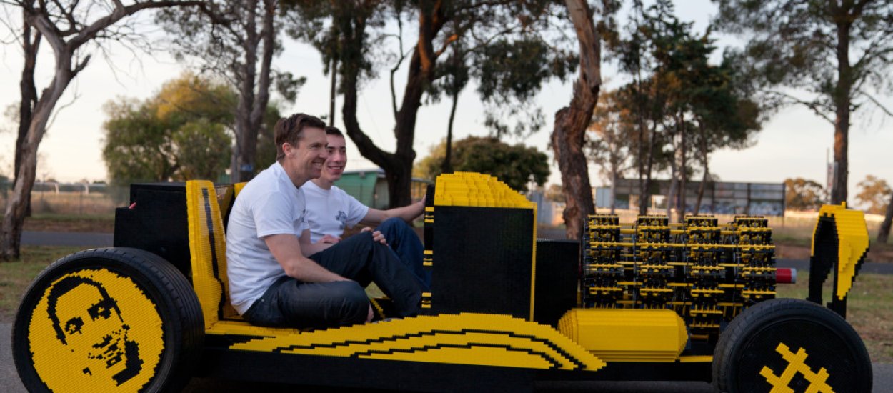 Samochód normalnych rozmiarów w całości z LEGO, który rozpędza się do 30 km/h