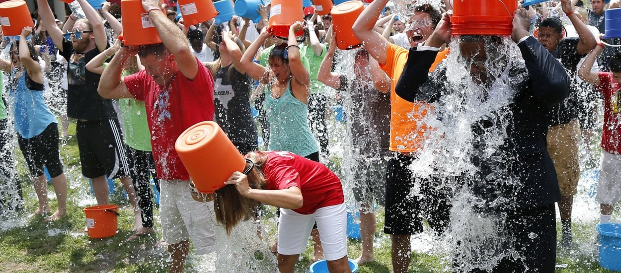 Internauci zepsuli ALS Ice Bucket Challenge