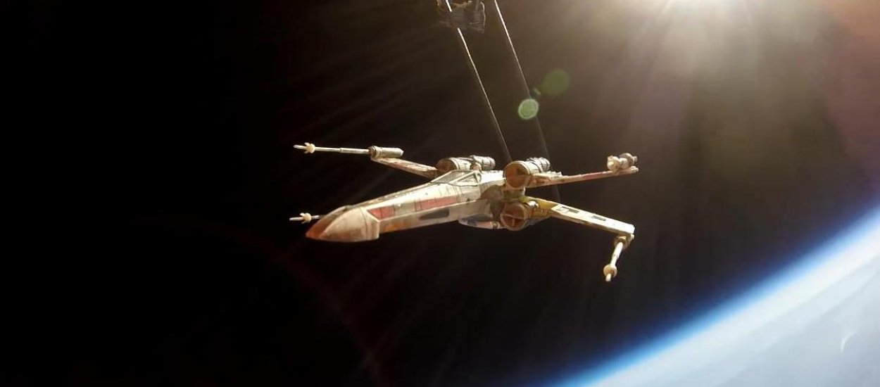 X-wing z Gwiezdnych Wojen sfilmowany nad Ziemią