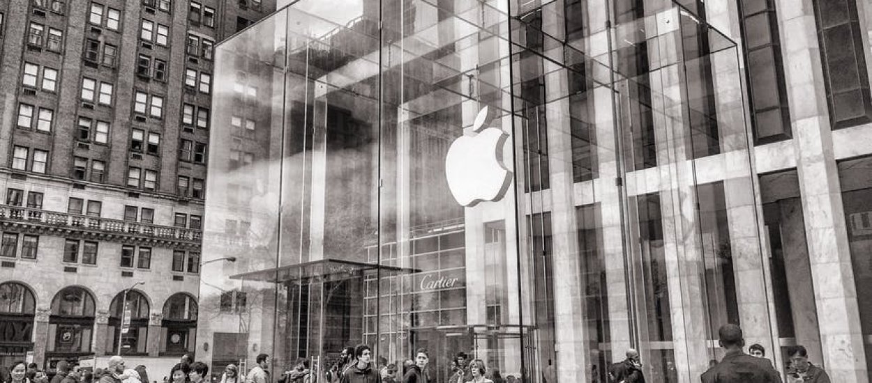 Nie ma tłumów przed sklepami Apple. Koniec mody czy wyczekiwanie na iPhone X?