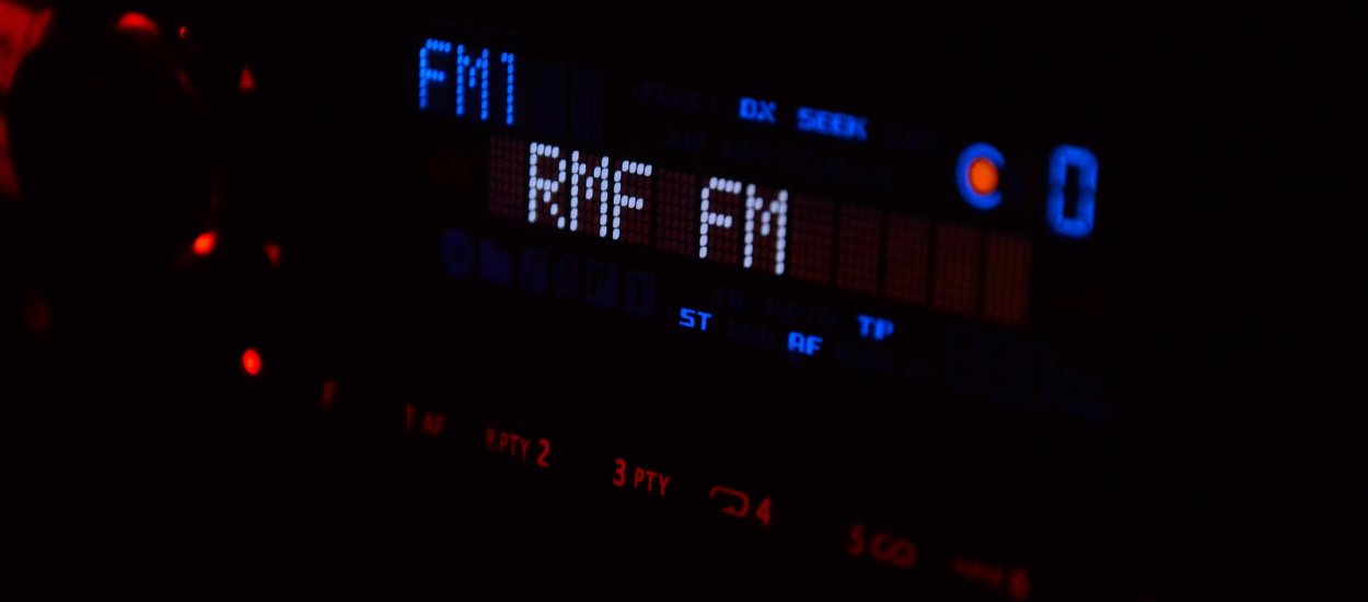 TOK FM i Trójka wyprzedziły Radio ZET w stolicy. Raport nt. słuchalności radia w Polsce