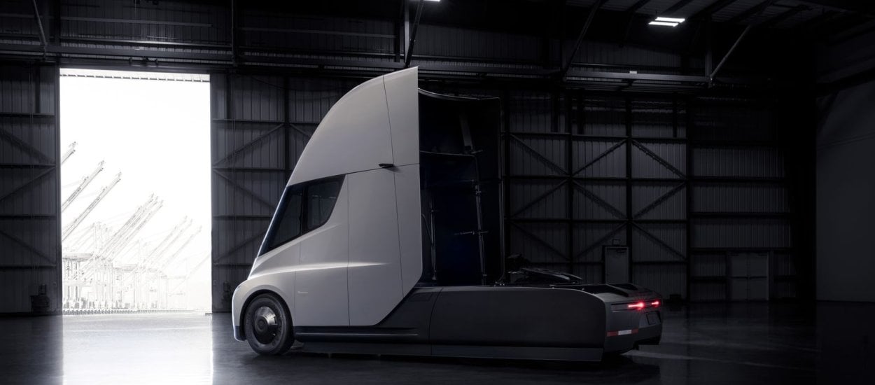 Tesla Semi czy ciężarówka diesla - co bardziej się opłaci? Jest analiza