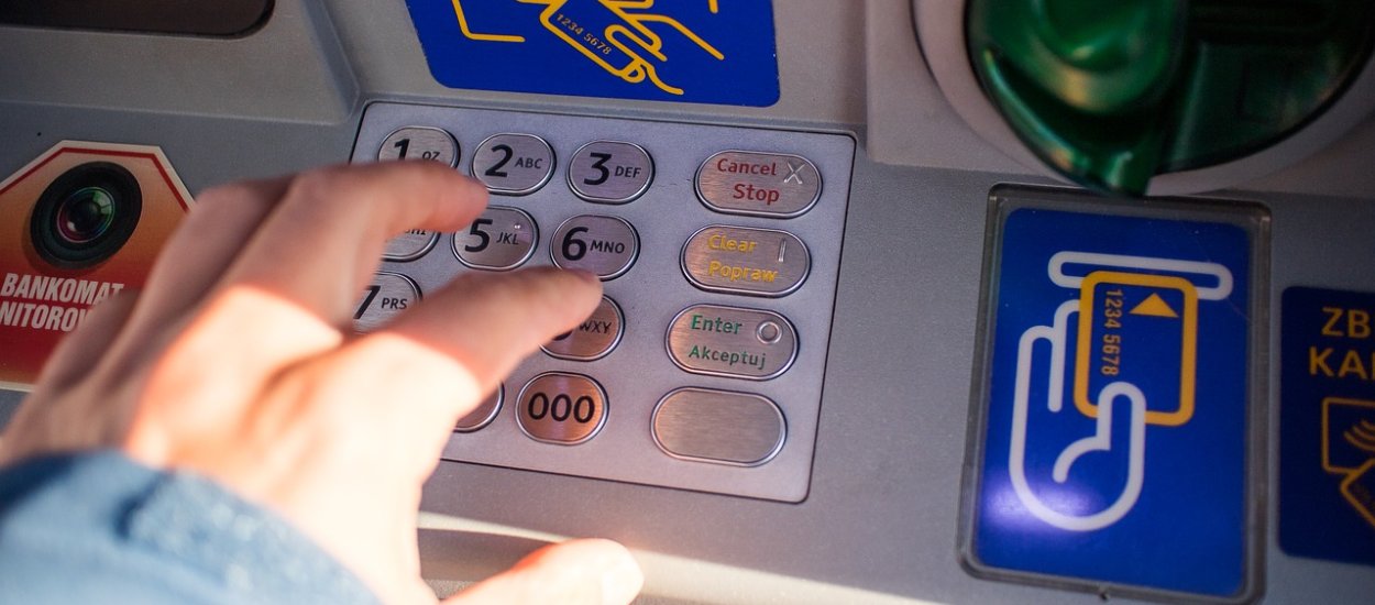 Tak bardzo polubiliśmy płacenie kartą, że... bankomaty przestały być potrzebne