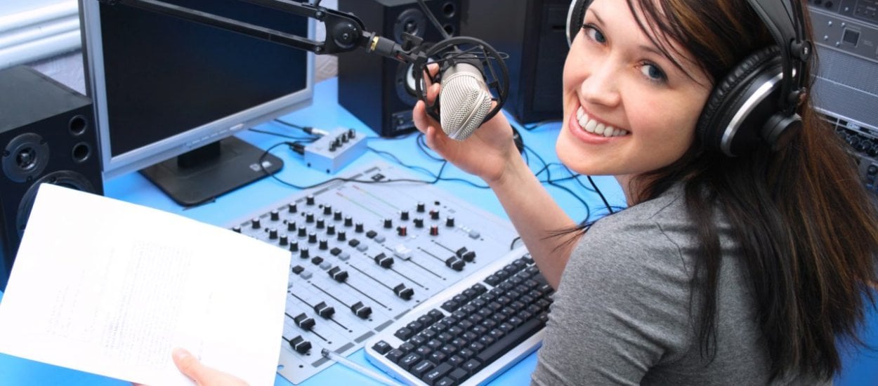 Polacy kochają radio FM! Słuchają go przez 4,5 godziny każdego dnia