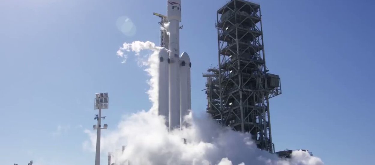 Odpalono wszystkie silniki Falcon Heavy od SpaceX - pokaz robi wrażenie