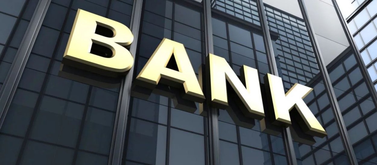 Jak banki informują o opłatach za konto osobiste? Sprawdziliśmy 5 największych banków w Polsce