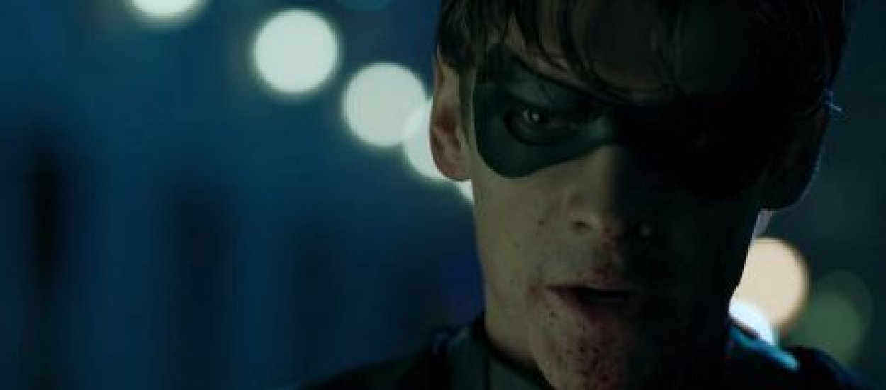 Robin beszta Batmana, łamie kręgosłupy, a krew się leje strumieniami - zwiastun "Titans"