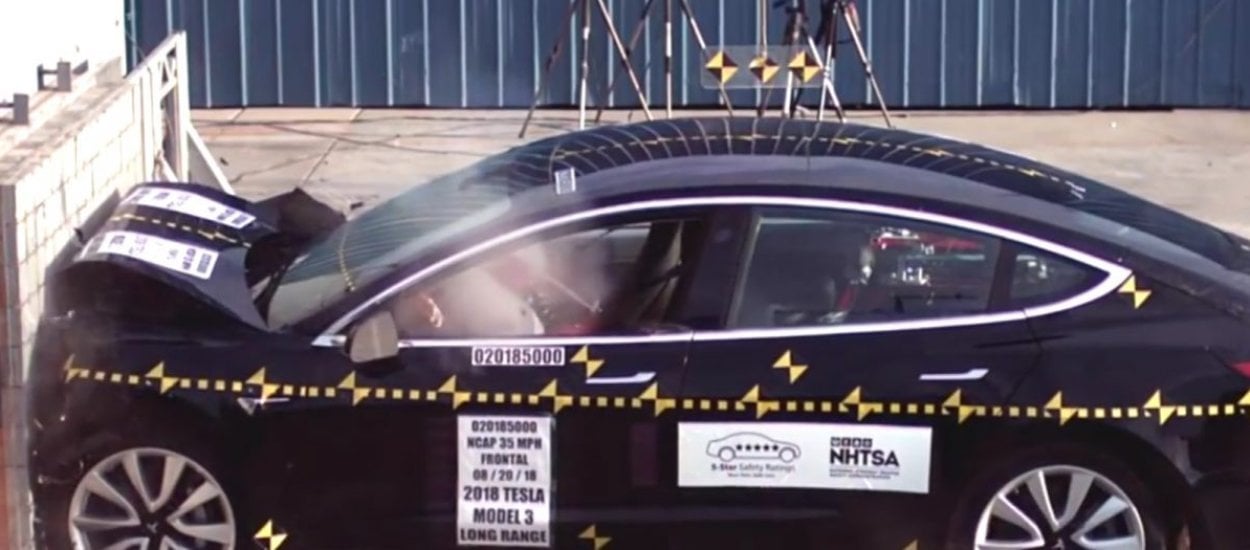 Zobacz jak NHTSA testowała wytrzymałość Tesli Model 3 [wideo]