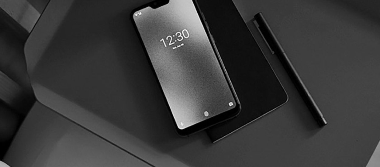350 euro za najbardziej minimalistyczny smartfon świata w czerni i bieli
