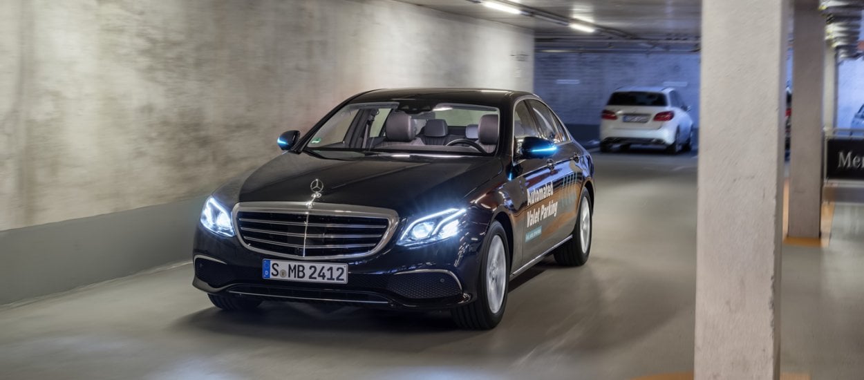 Mercedes może już legalnie samodzielnie parkować. Przełomowe zezwolenie władz