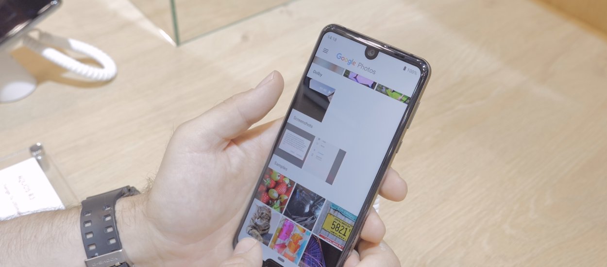 Mamy 2019 rok, a Sharp pokazuje smartfona z dwoma wcięciami w ekranie