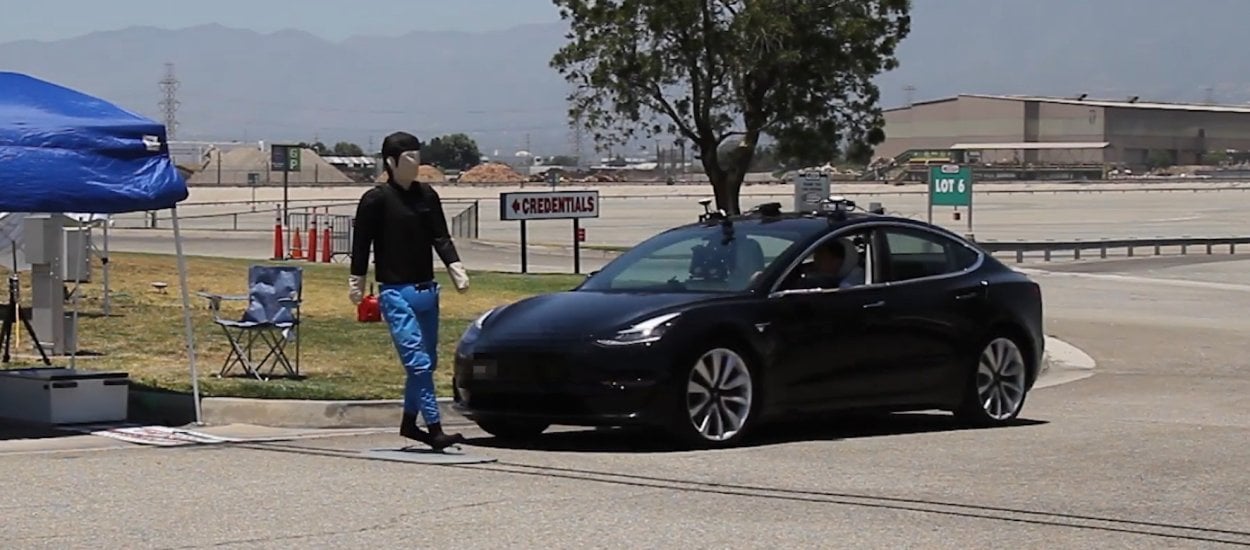 Blisko 300 tysięcy aut Tesla z poważną wadą wpływająca na bezpieczeństwo