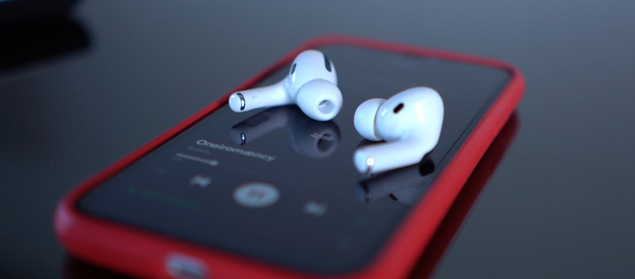 Apple wyśrubuje sprzedaż AirPodsów - nowy iPhone bez słuchawek w pudełku
