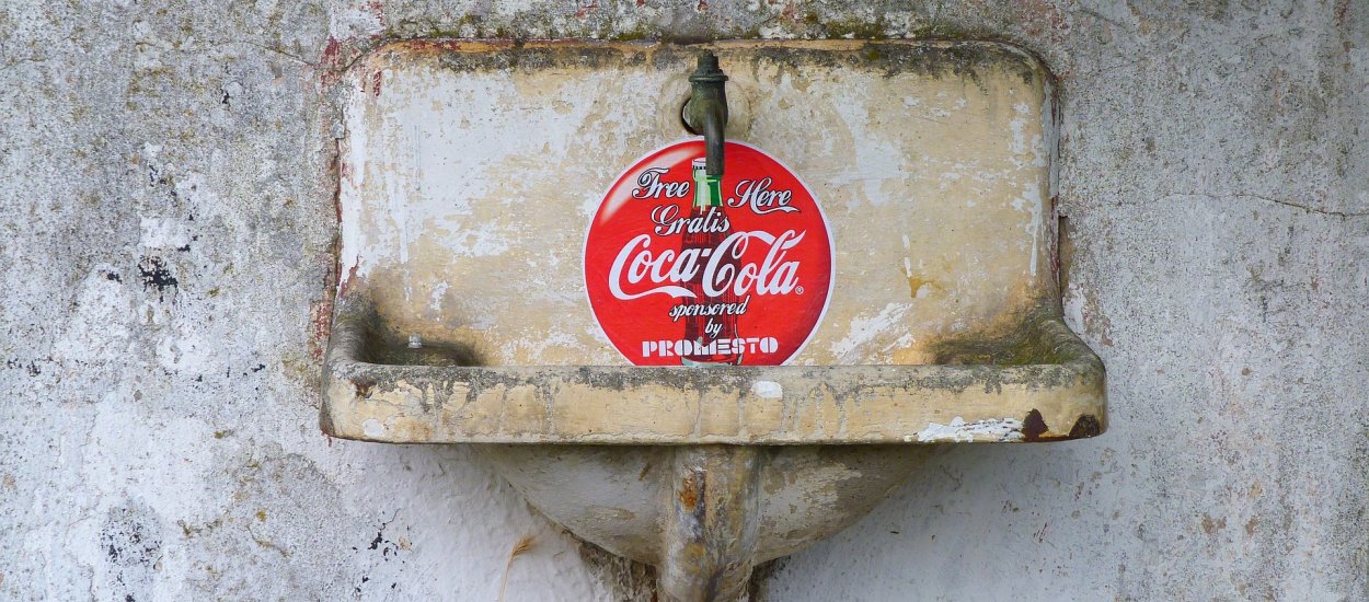 Coca-Cola nie zrezygnuje z plastikowych butelek. Winą obarcza nas