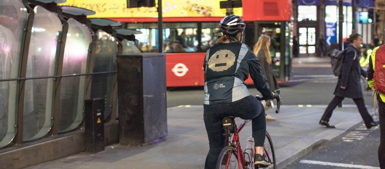 Ford chce zwiększyć bezpieczeństwo rowerzystów za pomocą kurtki z emoji
