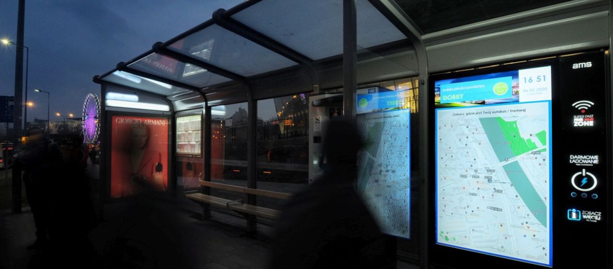 Mieszkańcy Krakowa mogą śledzić położenie wszystkich autobusów i tramwajów na mapach zamontowanych na przystankach