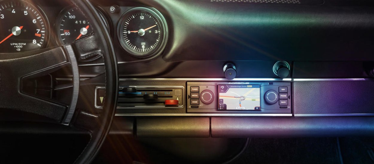 Porsche wśród samochodów, jak Apple wśród smartfonów - radio z Car Play dla samochodów z lat 60-tych