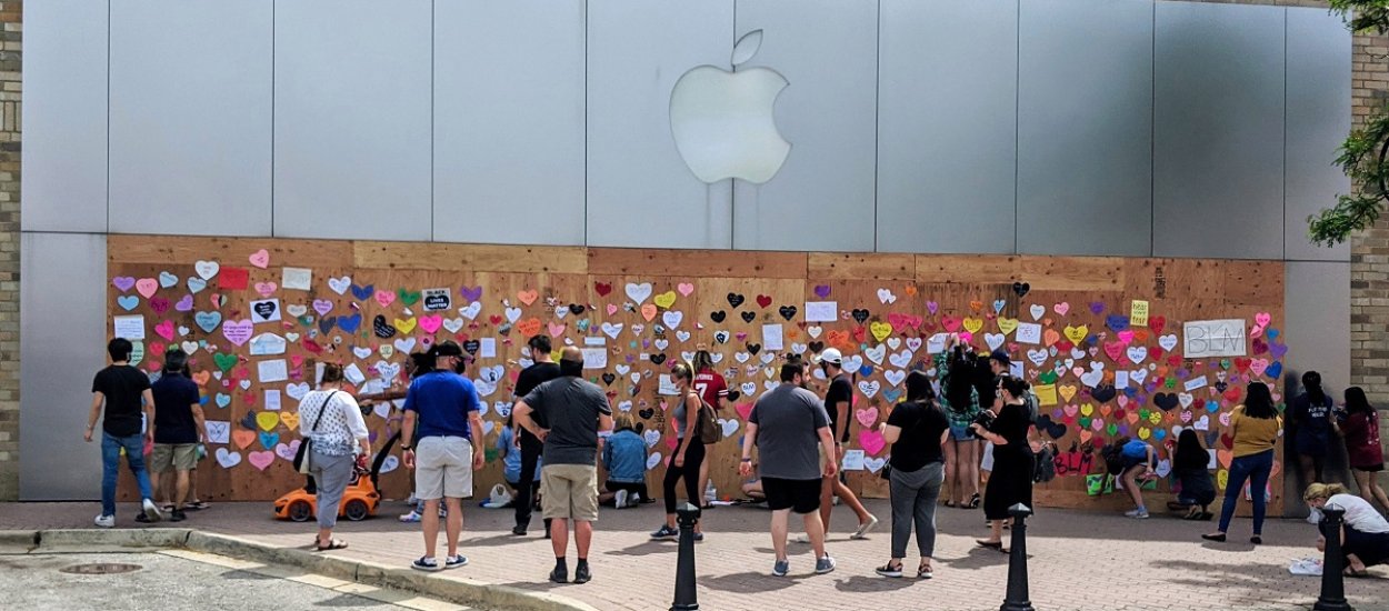 Zabarykadowane sklepy Apple witrynami pokojowego protestu. Tim Cook: musimy zrobić więcej