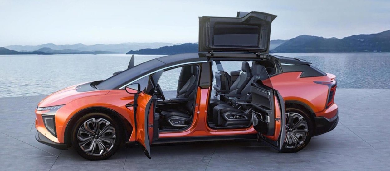 Tesla X wydaje Ci się dziwna? Ten samochód mówi: „Potrzymaj mi piwo”