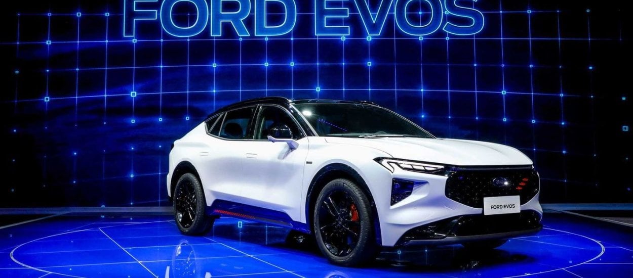 Następca Mondeo - Ford Evos to crossover z ogromnym ekranem w środku