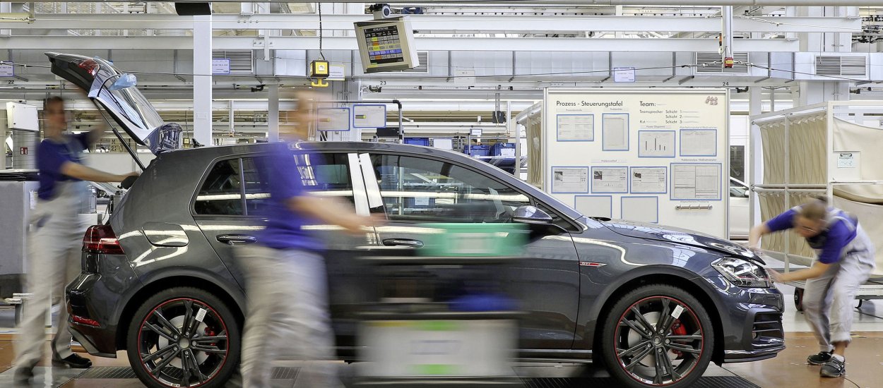 VW staje na głowie by produkować więcej aut. Czarne prognozy na 2022 rok.