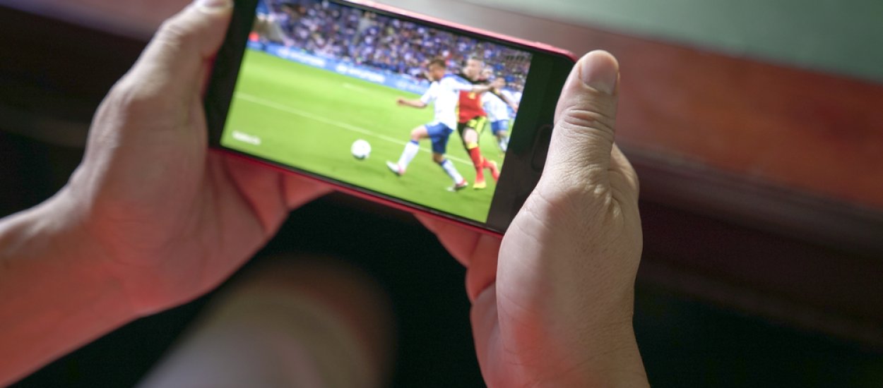 Ile musisz zapłacić za oglądanie legalnego futbolu w Internecie? Zestawienie platform