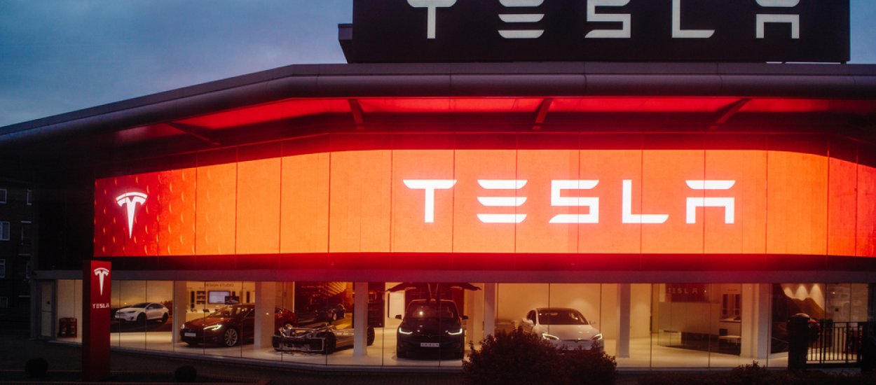 Tesla pozwana za mylące reklamy trybu autopilota