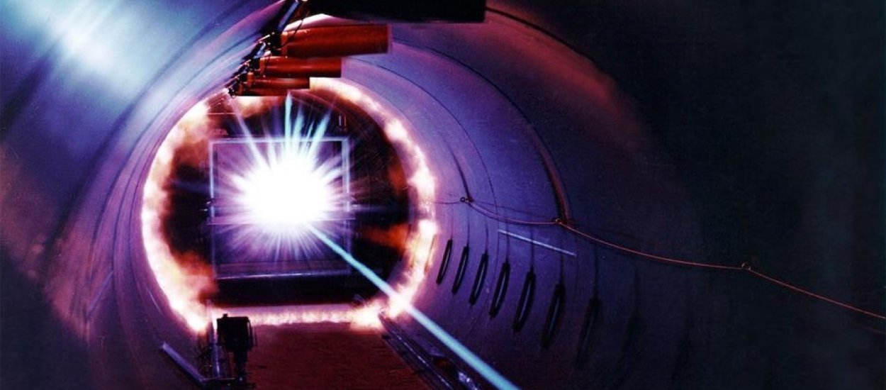 Systemy przeciwdronowe muszą być powszechne, dlatego DARPA chce tanich laserów