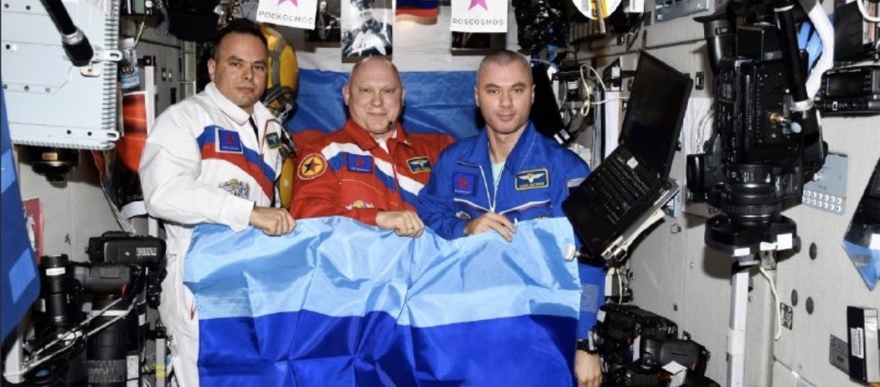 Flagi „Ługandy” i „Donbabwe” na ISS. Rosja rozkręca propagandę w kosmosie