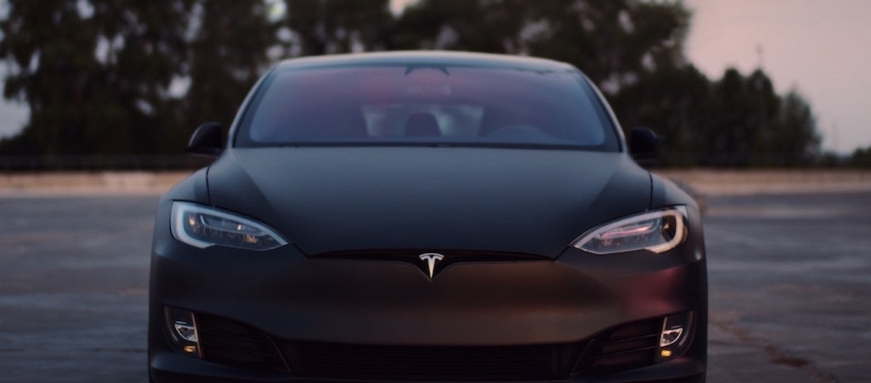 Elon Musk leci do Chin, żeby pokazać nową Teslę Model 3? To by było dziwne...
