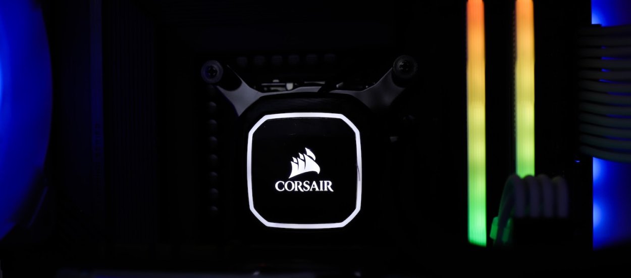 Corsair zrobił… elastyczny monitor. Koniec dylematów ze zwykłym i zakrzywianym ekranem