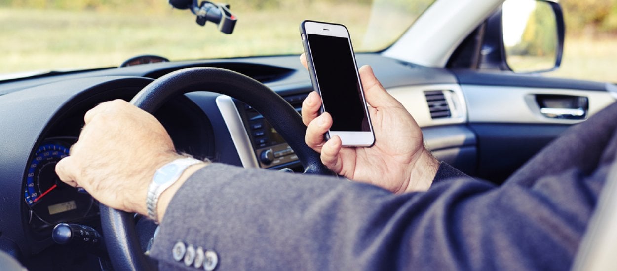 Korzystanie ze smartfona podczas prowadzenia auta nagrodzą konfiskatą prawa jazdy. I słusznie!