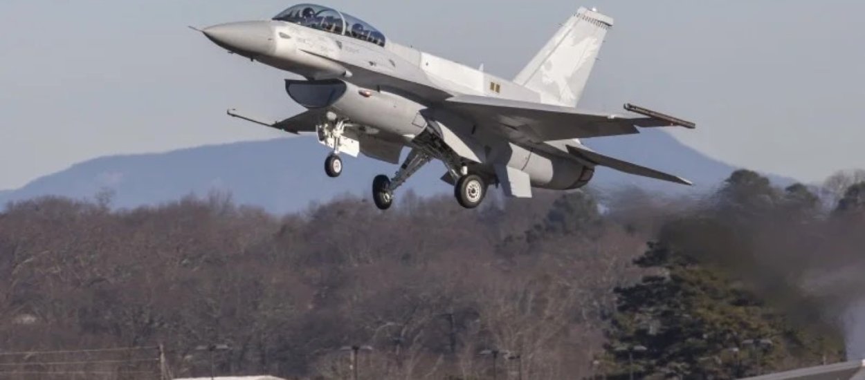 Nowa wersja F-16 wzbija się w powietrze, a F-35 wciąż „gniją” w fabryce
