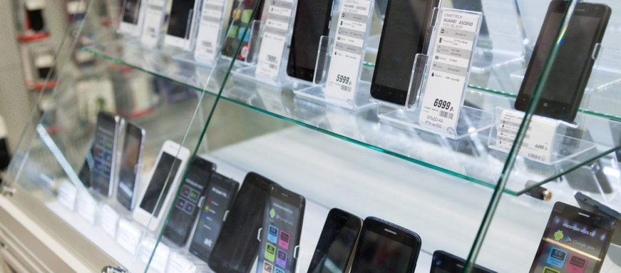 Jak nasi operatorzy informują o cenach smartfonów w promocji? Źle