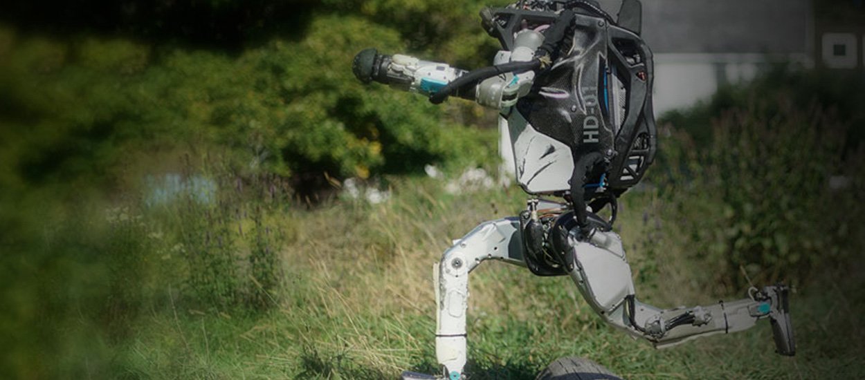 Atlas popisuje się przed światem fikołkami. Robot Boston Dynamics w akcji