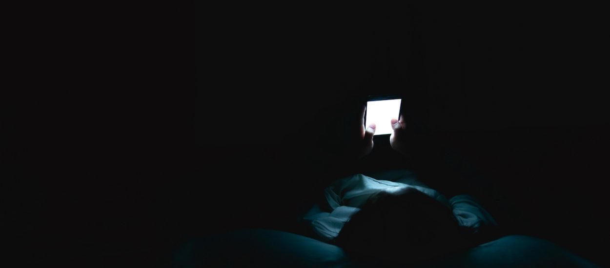 Smartfony przykleiły nam się do rąk, nawet kiedy zasypiamy