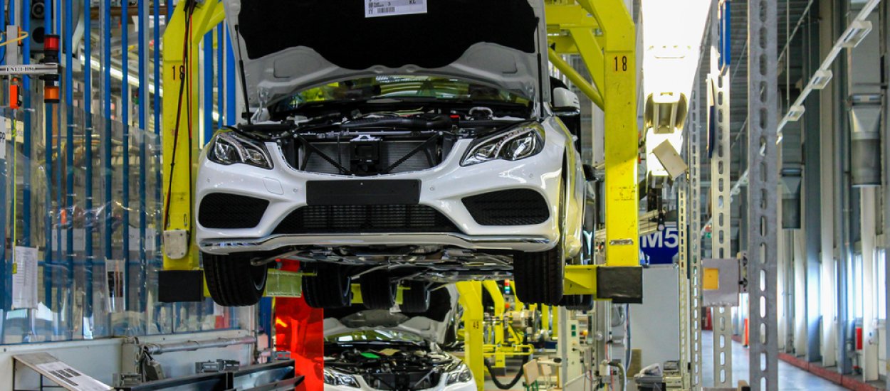 Fabryki Mercedesa jak z filmu science fiction. Coraz mniej miejsca dla ludzi