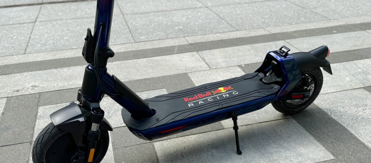 Red Bull Racing 10 - recenzja. Tej hulajnodze przydałby się energetyk