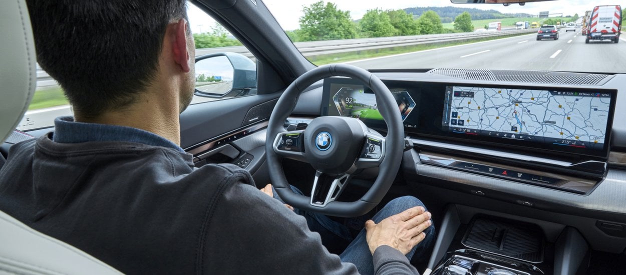 Tylko patrz jak BMW 5 jedzie za Ciebie autostradą. System asystujący kierowcy Professional. Test
