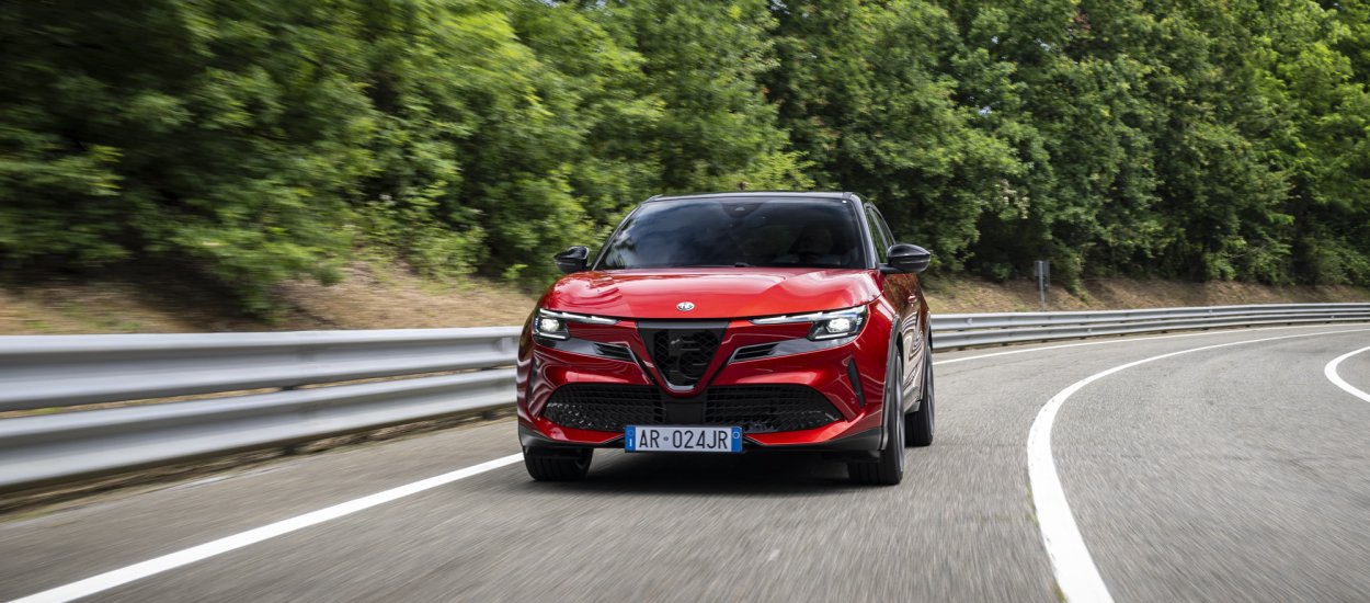 Alfa Romeo Junior Elettrica Veloce: 280 KM frajdy z jazdy po krętej drodze i torze. Test