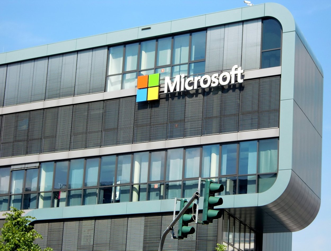 Ciemne chmury nad Microsoftem - Windows 10 Mobile opóźniony, mobilnego Office czekają zmiany