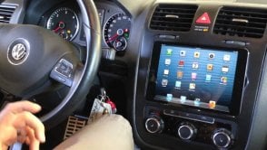 Tani sposób na rozbudowany system multimedialny w samochodzie? iPad Mini zamontowany w desce rozdzielczej
