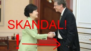 Antypudelek: Bill Gates jest niewychowanym filantropem. Korea Południowa oburzona skandaliczną pozycją lewej dłoni miliardera!