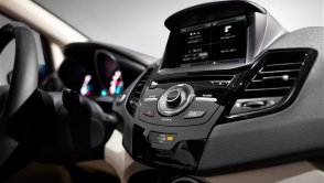 Ford planuje przywrócić tradycyjne przyciski w samochodach - ekrany dotykowe niebezpieczne?