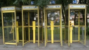 Internet z budki telefonicznej, a w Polsce je likwidują