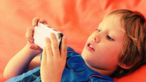 Obowiązkowa aplikacja monitorująca smartfony nieletnich? Pomysł nie jest zły