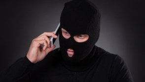 Uwaga, oszuści kradnący "na policjanta" przechwytują połączenia na numery alarmowe