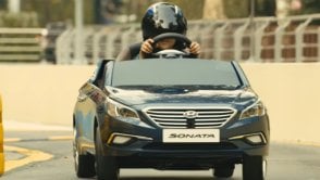 Hyundai pomaga zrozumieć samochód i sadza za kierownicą niewidome dziecko. Motoryzacja po nowemu...